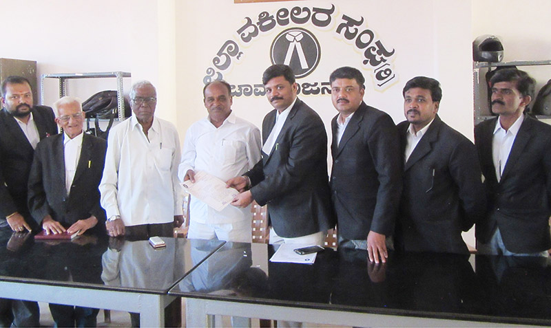 ಚಾಮರಾಜನಗರ: ವಕೀಲರ ಸಂಘದಿಂದ ಶಾಸಕರಿಗೆ ಮನವಿ ಸಲ್ಲಿಕೆ